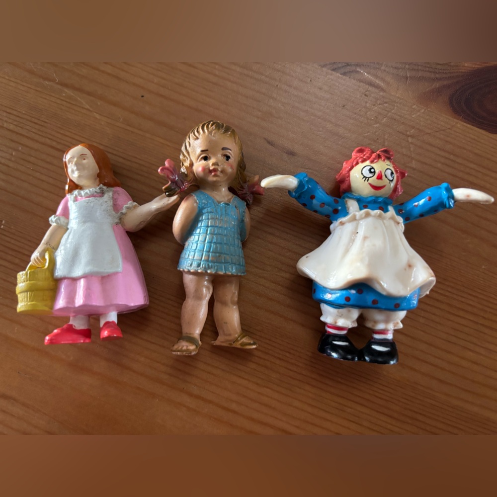 3 vintage (60s/70s) dolls including a raggedy ann.